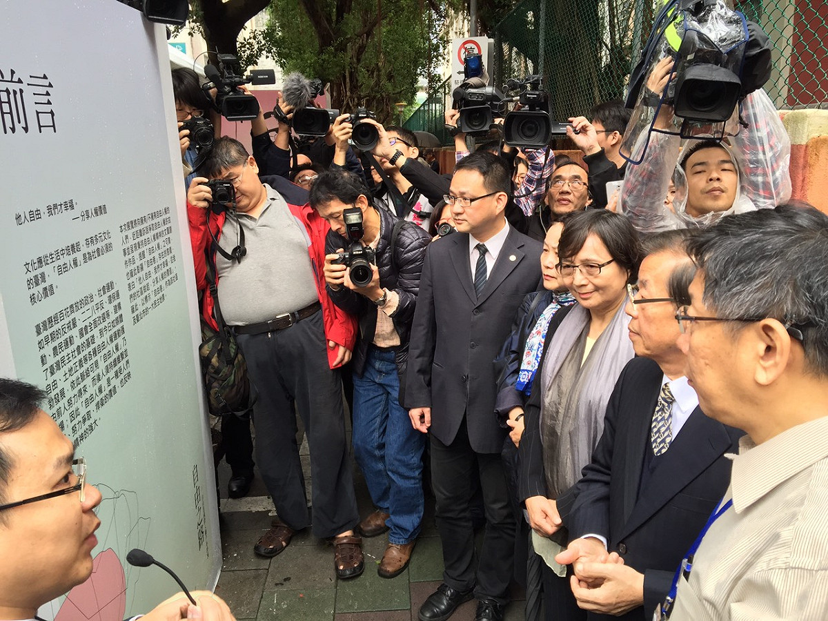 台北市長柯文哲10日上午和鄭南榕遺孀葉菊蘭、前行政院長謝長廷一同參觀「自由巷國際人權戶外特展」。圖：劉奕霆/攝