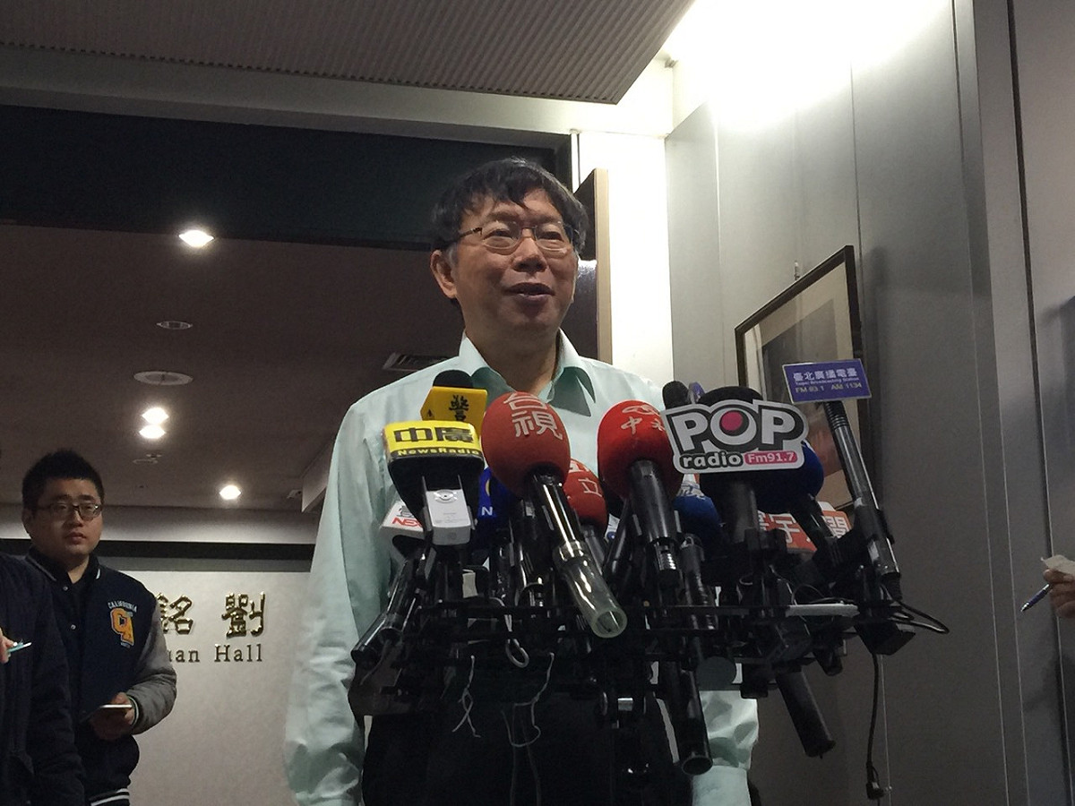 台北市長柯文哲日前在市議會質詢時，爆料市長室多部電腦遭駭客入侵，媒體今(22)天問柯文哲擔心行程外洩嗎？柯文哲說，行程倒是簡單，只是E-mail、Line ID等資料比較麻煩，會花點時間解決資安問題。圖：劉奕霆/攝