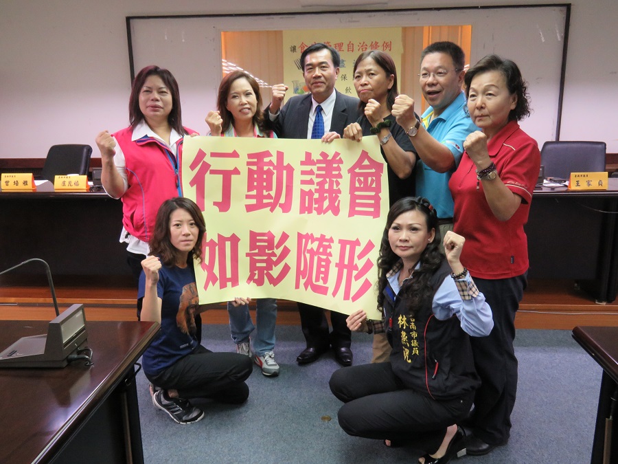 台南市議長李全教（後排左3）和多位國民黨議員組成「行動議會」，即日起如影隨「行」參與跟市政有關的公開活動及公共議題，行使市民賦予議會、議員的監督、質詢及審查權利。圖：黃博郎/攝