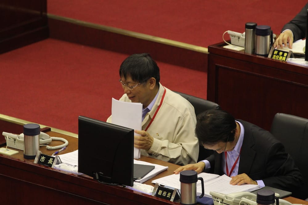 厲耿桂芳一曲把台北市長柯文哲與在場官員逗得哈哈大笑。圖：林雨佑/攝