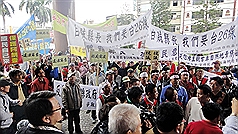 屏東縣政府將阿塱壹古道暫訂為自然地景保留區，阻止台26線開闢，台26線沿線的牡丹鄉、滿州鄉和台東縣達仁鄉民到縣議會遞交陳情書，要求開闢台26線。圖片來源：中央社