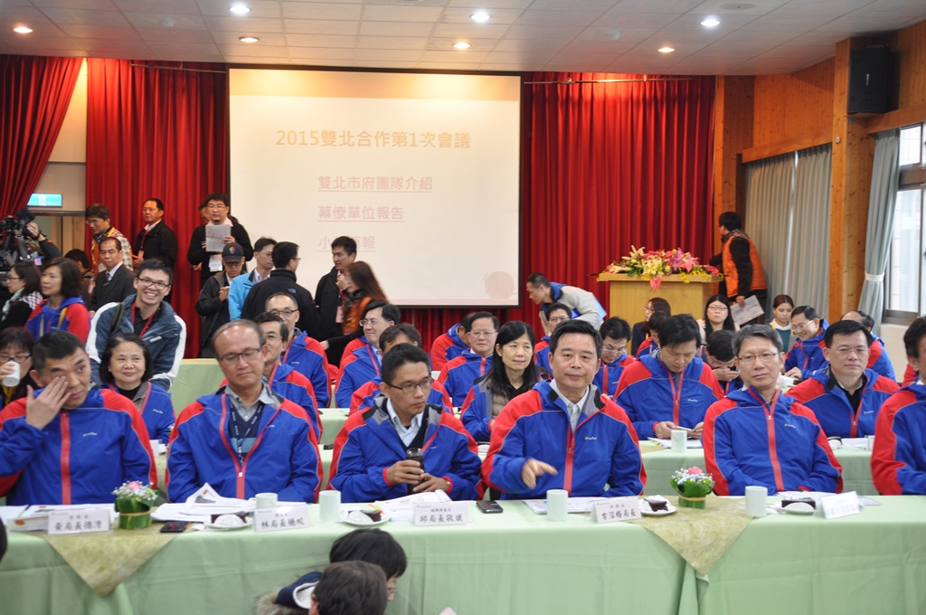 台北市和新北市的「雙北論壇」今(5)日下午在新北市平溪區的河灣度假村展開，雙北市府團隊在會議開始前便有不少熱絡互動、交換名片。圖：劉奕霆/攝
