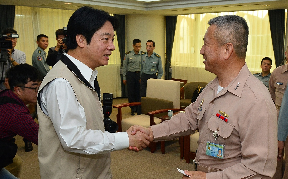 台南市長賴清德（左）、國防部參謀本部副總長執行官蒲澤春（右）會商國軍支援登革熱防疫相關措施。圖：黃博郎/攝