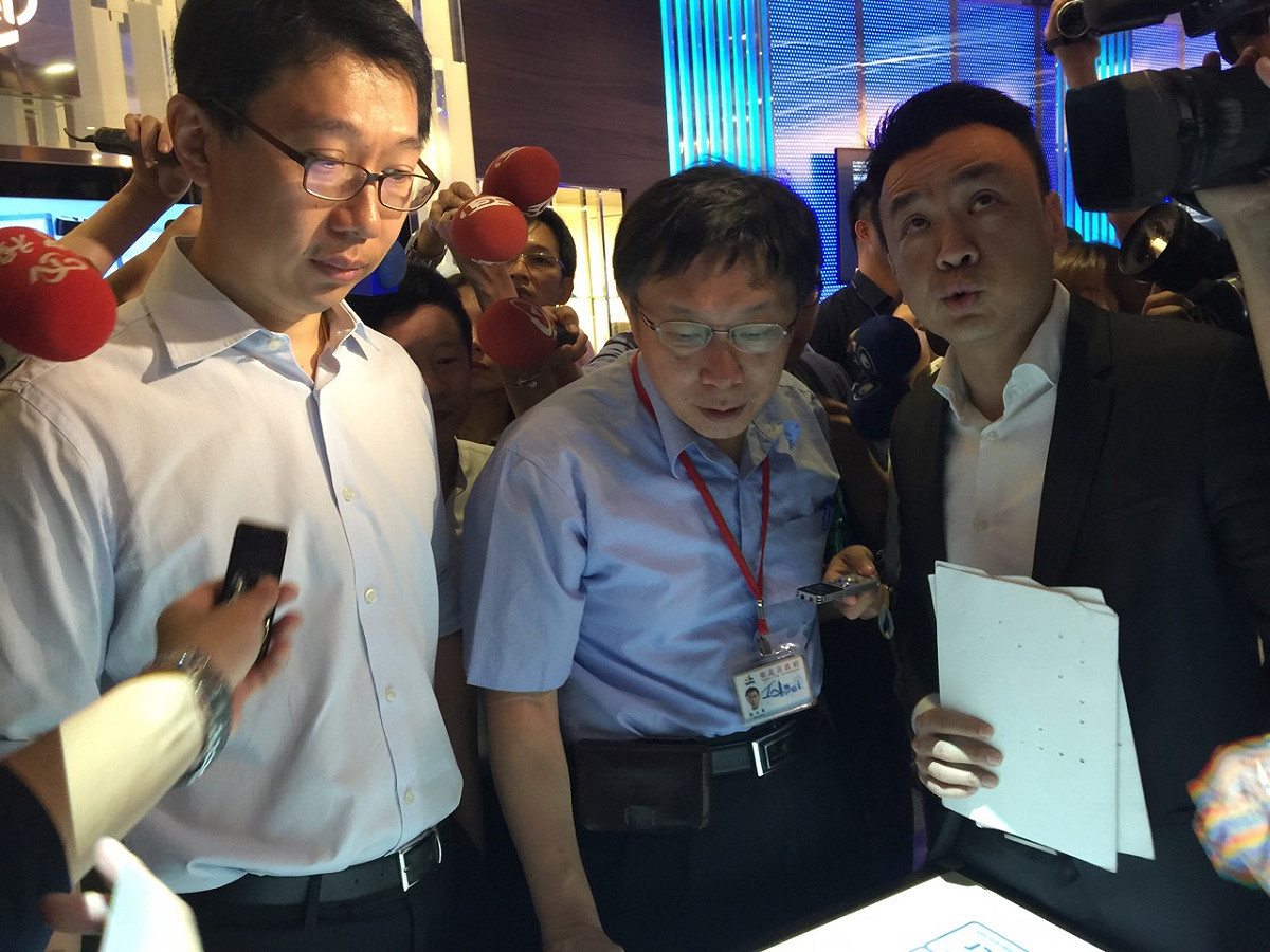 台北市長柯文哲14日上午出席「八德路地區商圈攜手合作，共創商圈新願景」記者會，並和三創集團董事長郭守正一同參觀三創園區。圖：劉奕霆/攝