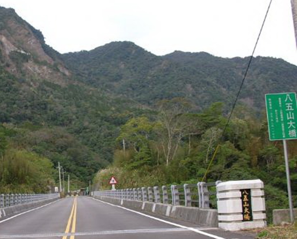 宋楚瑜在的時候計畫打通北德拉曼大山，建了這座八五山斷頭橋。在北德拉曼山下的尖石深山看見這座斷頭橋，你會覺得很稀奇，這邊穿過北德拉曼大山就是北橫的高義，可惜凍省了，後續工程沒有著落。圖片4-4來源：陳權欣/攝。