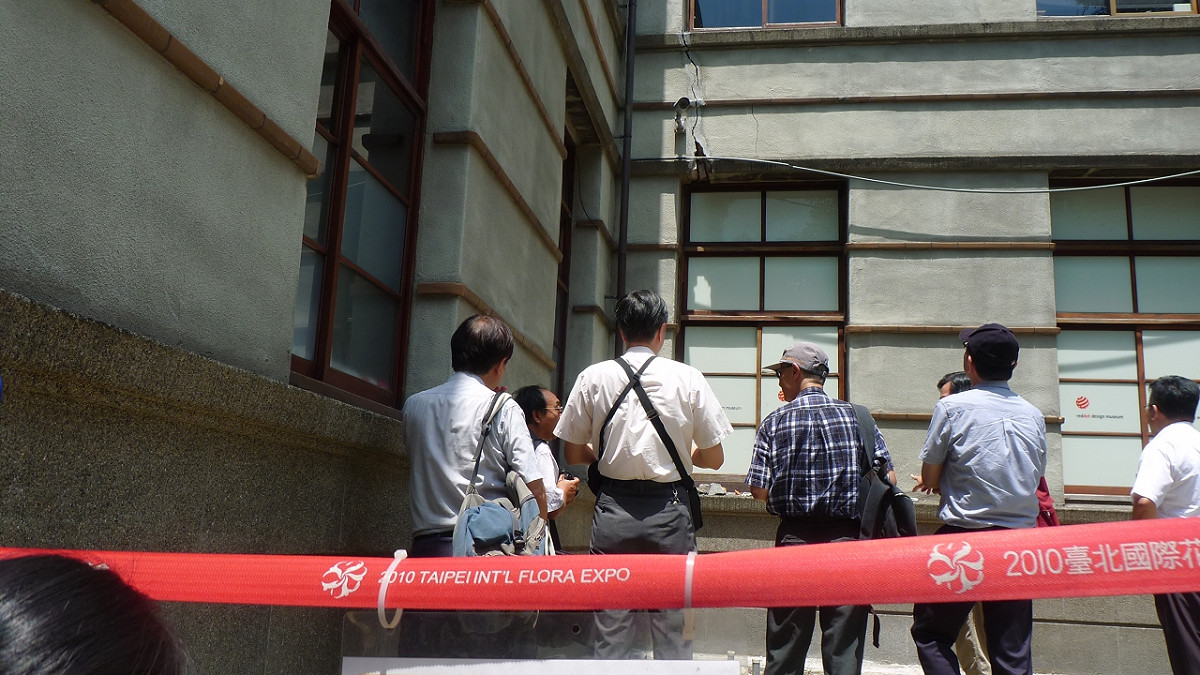 松山文創園區16日傍晚通報，園區辦公廳外牆出現小部分碎裂掉落，台北市文化局17日上午聯絡遠雄代表和文資委員、3大技師公會等單位會勘。圖：劉奕霆/攝
