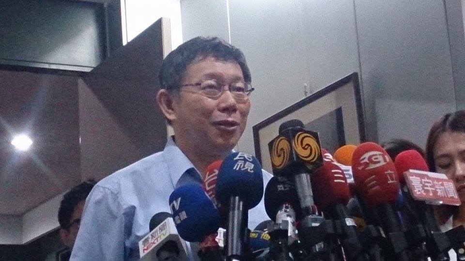 台北市長柯文哲4日於市政會議後受訪時，回應取消1周1牛奶的政策，他說「不主張學生三餐外，再吃點心，如果要喝牛奶就在營養午餐裡面解決」。圖：王子軒/攝