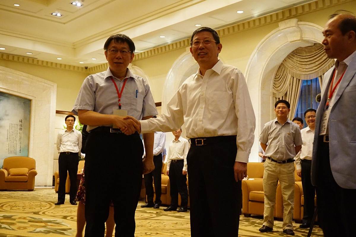 台北市長柯文哲17日下午4點抵達上海虹橋機場，隨即驅車前往興國賓館和上海市長楊雄見面，圖為2人在興國賓館見面握手。圖：劉奕霆/攝