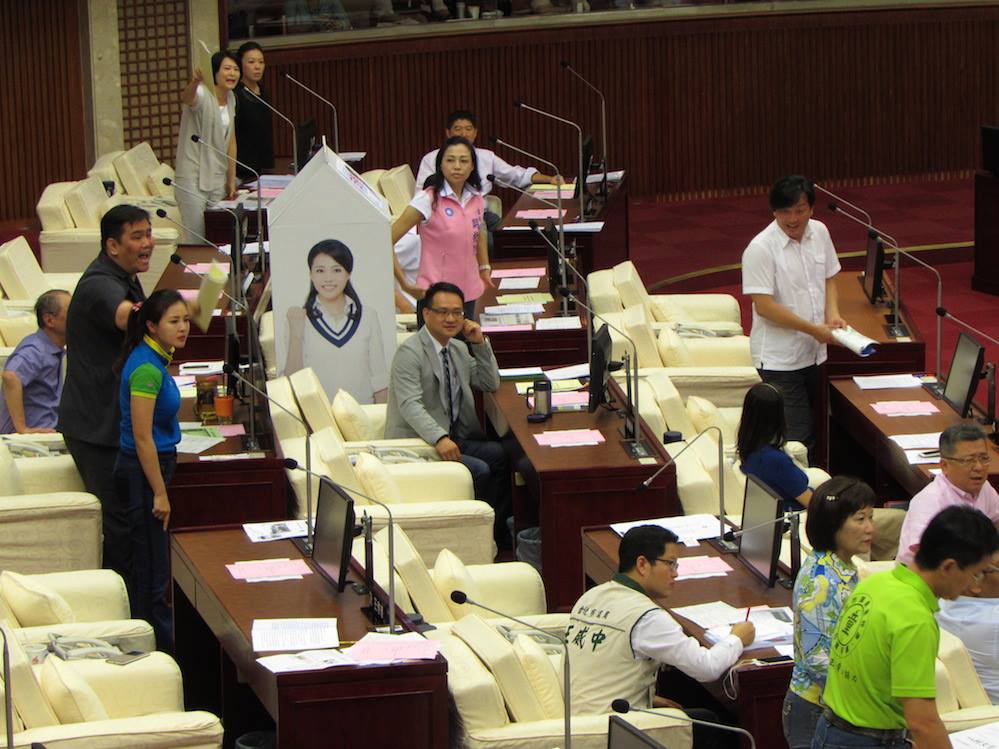 台北市議會18日邀請市長柯文哲進行專案報告，藍營議員要求市府調查廉政委員會資料外洩媒體一事，另外還與綠營議員為了程序議題爭執不下。圖：邱珮文/攝