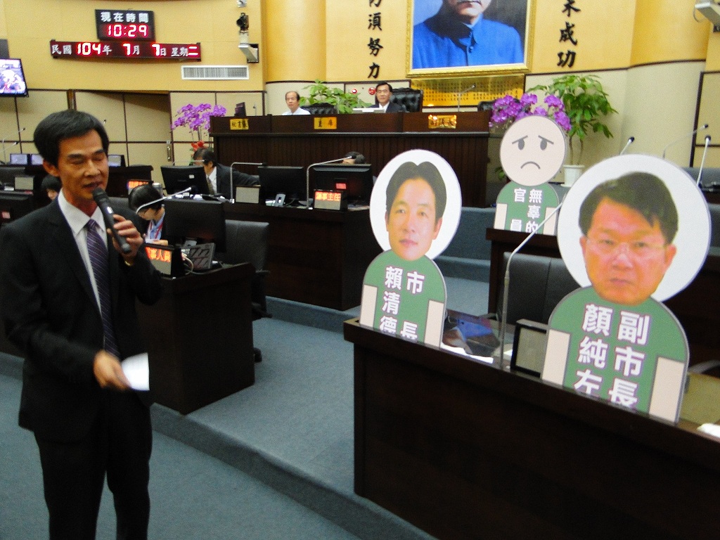 台南市長賴清德未進議會備詢，無黨籍議員林阳乙對著賴清德的人形立牌質詢。圖：黃博郎/攝