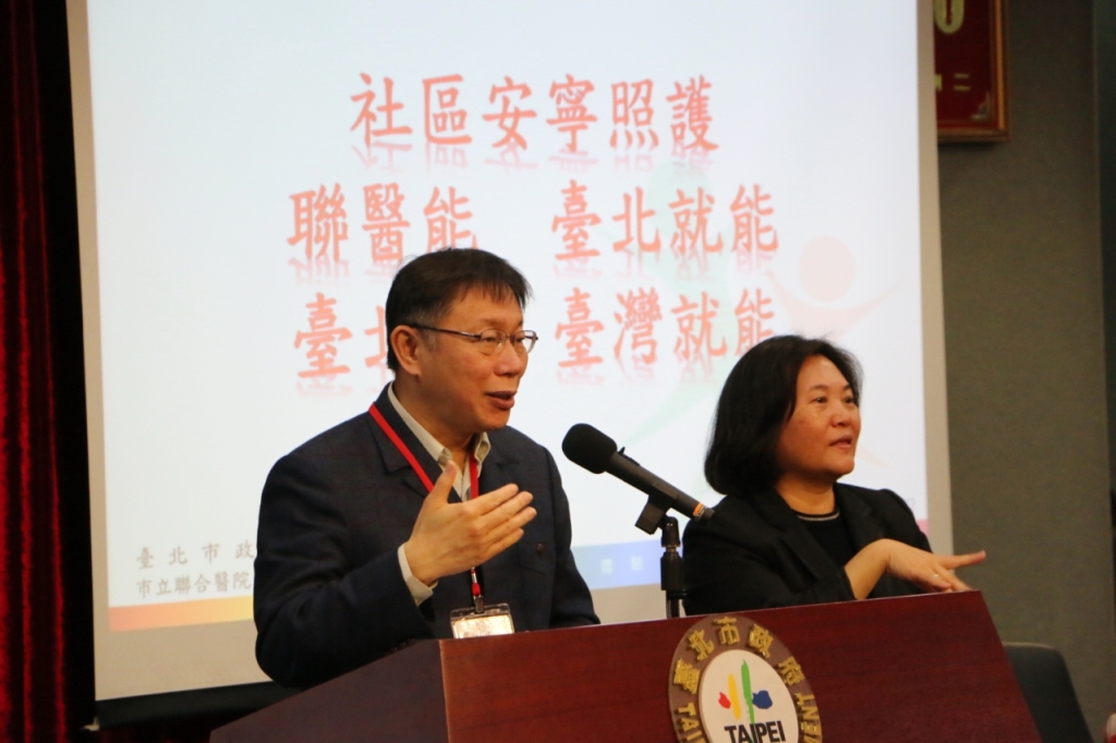 台北市政府今(10)日在市政會議後的記者會上，請來中華民國啟聰學會的手語翻譯員，提供手語即時翻譯服務。圖：劉奕霆/攝