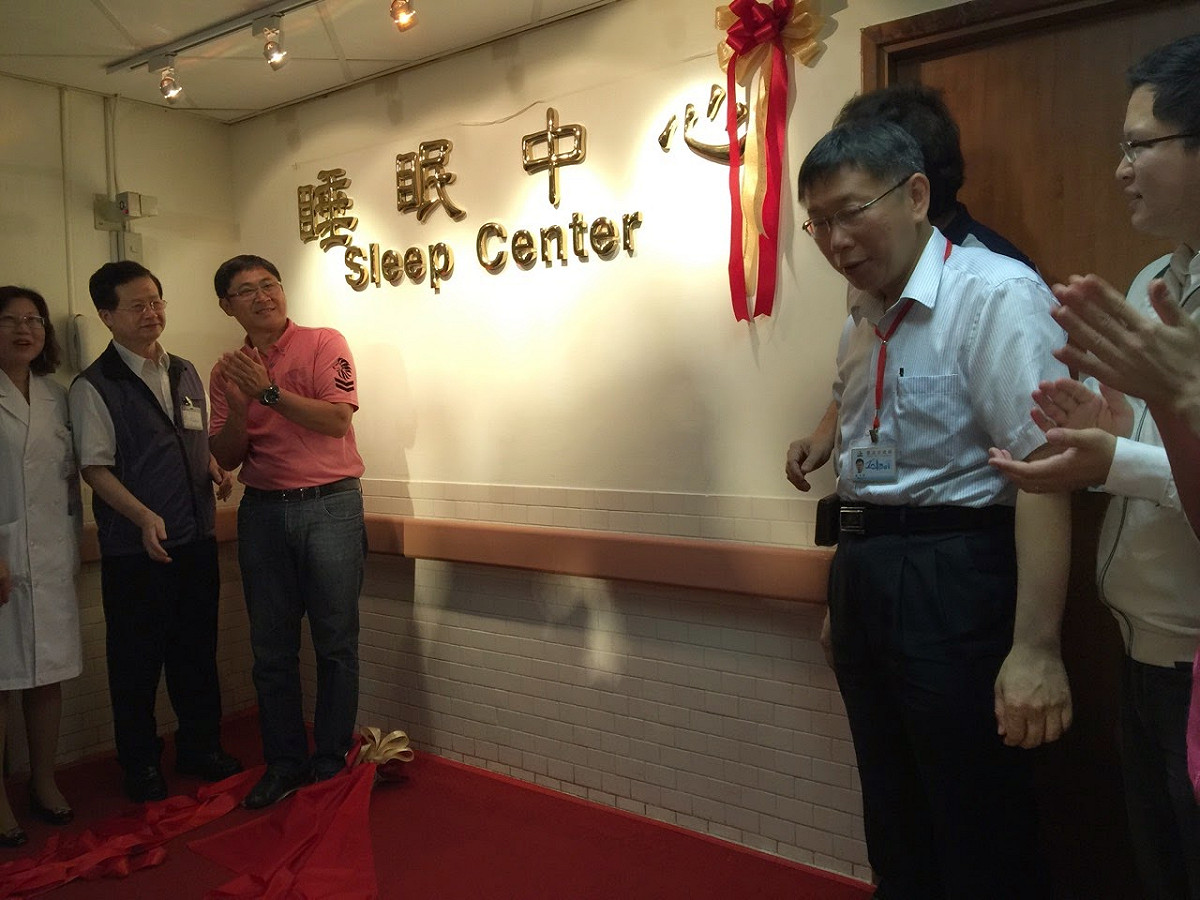 根據研考會7日公佈的滿意度調查，台北市長柯文哲的滿意度下滑了近7個百分點，柯文哲8日上午受訪時表示，他倒覺得是以前的太高，「不符合民主常態」，現在蜜月期已經過了，回到常態了。圖：劉奕霆/攝