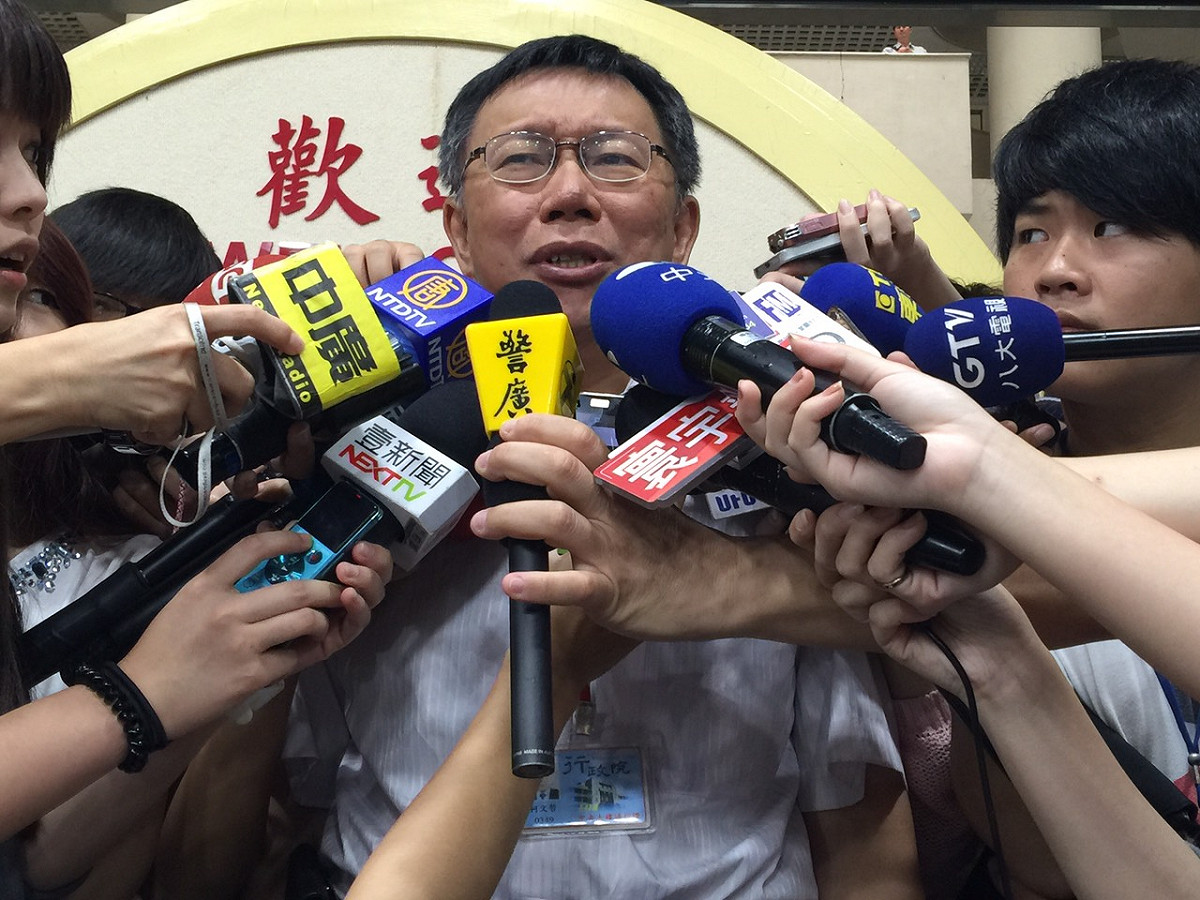 針對台北市政府市長室專員邱昱凱日前幫友人請託替代役一事，台北市長柯文哲25日上午在台北市議會受訪時表示，「市長根本不會去管那種事情」。圖：劉奕霆/攝