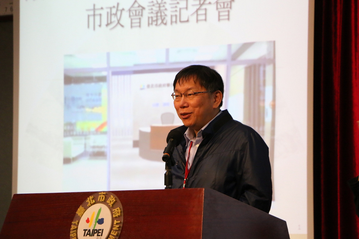 對於發包中心主任找來深陷弊案調查中的黃錫薰一事，柯文哲24日在記者會上受訪時表示，要建立無罪推定的法治觀念，公務員至少沒被判刑前，「我認為他是無罪」。圖：劉奕霆/攝