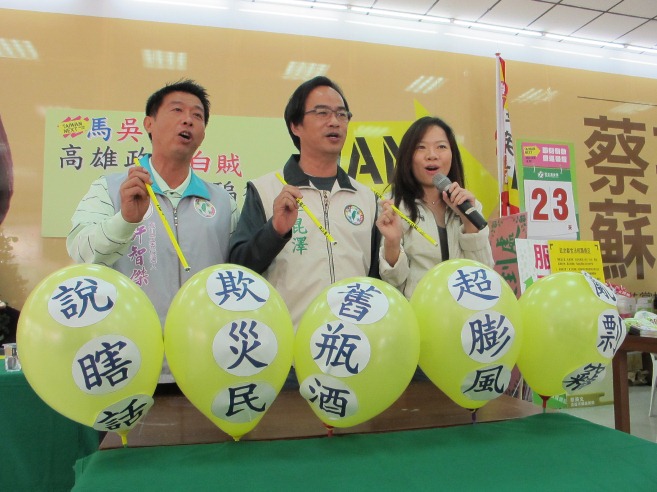 蔡英文高雄總部發言人李昆澤與許智傑今日抨擊國民黨長期漠視高雄發展，每逢選舉就瞎掰一堆數字來欺騙高雄人。照片來源：胡宏志/攝