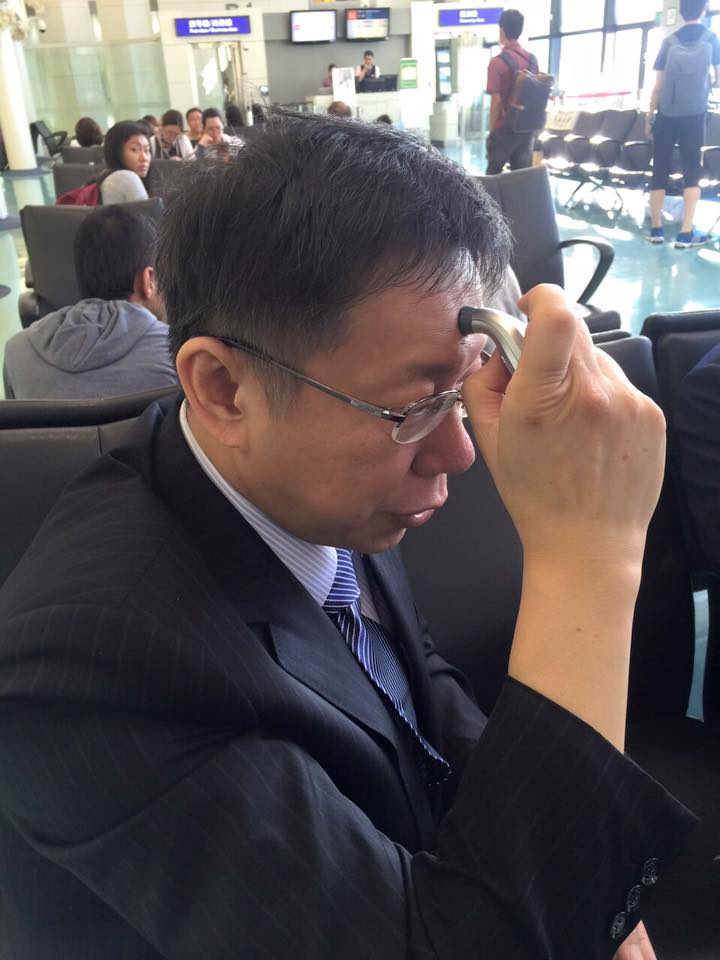 台北市長柯文哲12日上午和市府同仁出發前往韓國，參加2015光州世大運閉幕典禮接旗，宣告2017年的世大運將在台北舉辦。上機前，柯文哲自量額溫36.1度，並PO在臉書上。圖：翻攝柯文哲臉書粉絲專頁