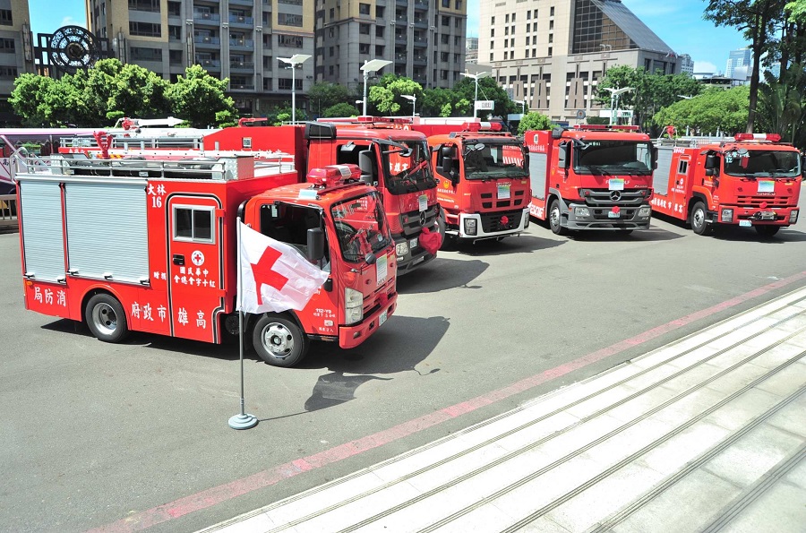 中華民國紅十字總會購買5輛各式消防車以及自動式心肺復甦機等專業消防救災設備，捐贈給高雄市政府。圖：高雄市政府