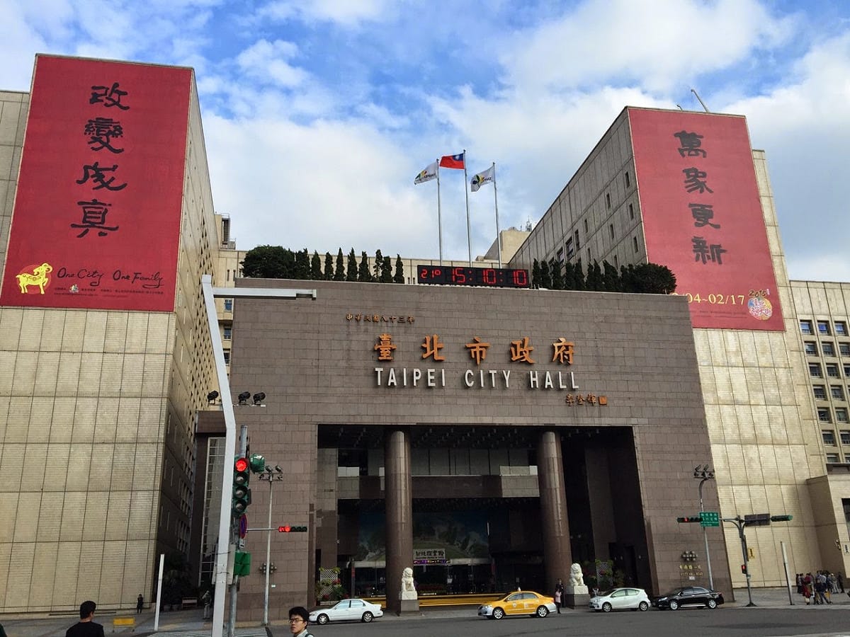 台北市長柯文哲1日下午於市府內召開大陸小組會議，北市府發言人林鶴明會後表示，與會委員建議北市府可以擴大在台陸生的參與，讓陸生參訪北市府，了解民主政治運作。圖：新頭殼資料照片