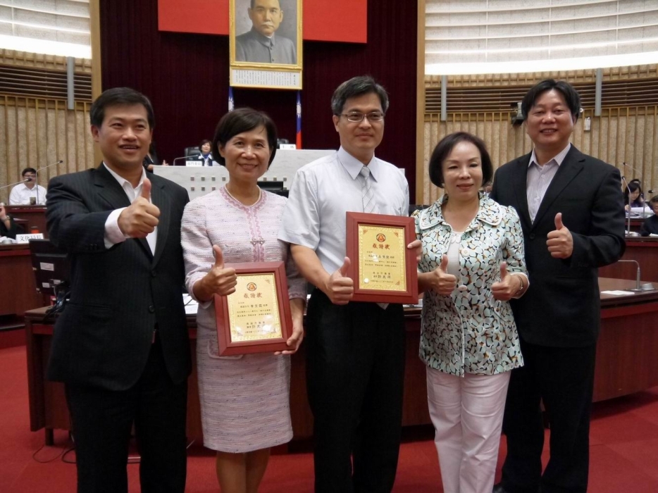現任高雄女中校長王秀霞在雄中校長任內，與老師吳榮發協助還原雄中自衛隊歷史真貎，高雄市議會頒發感謝狀。圖片來源：高雄市議會提供