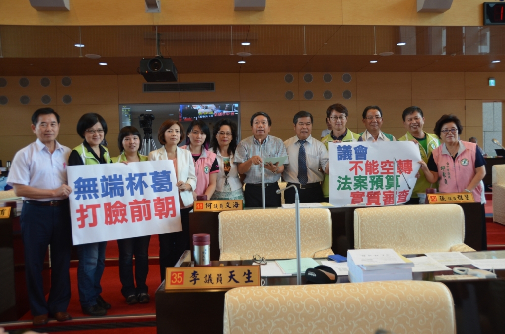 8日經過近2小時論戰，在綠營議員的護航下，花博明年預算總算得以交付委員會審查。圖：王大方/攝