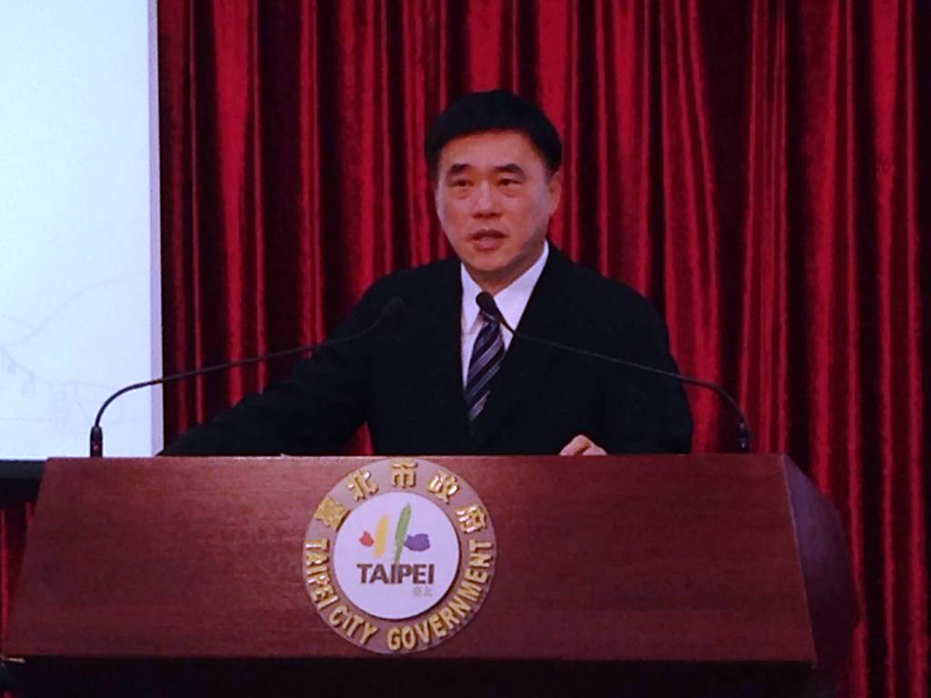 台北市長郝龍斌表示，未來將由「市府做莊」，將容積增額的利益歸屬全民所有，「捐地換容積」的名詞將走入歷史。 圖:劉奕霆/攝