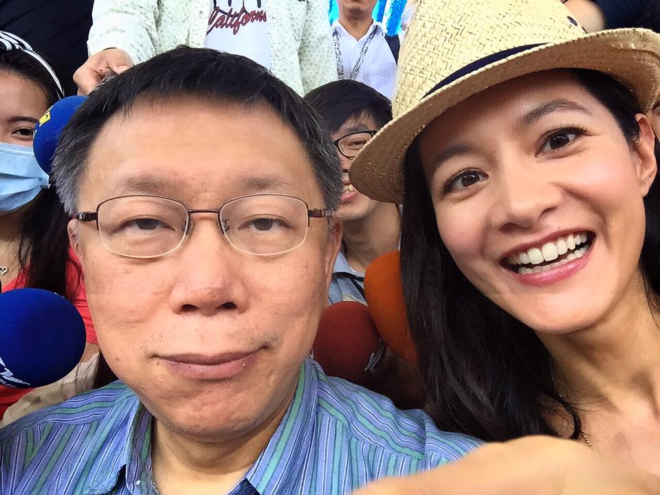 台北市長柯文哲12日跟主持人Janet玩自拍，但他塞得鼓鼓的嘴巴又引來網友的揶揄。圖：翻攝自柯文哲臉書