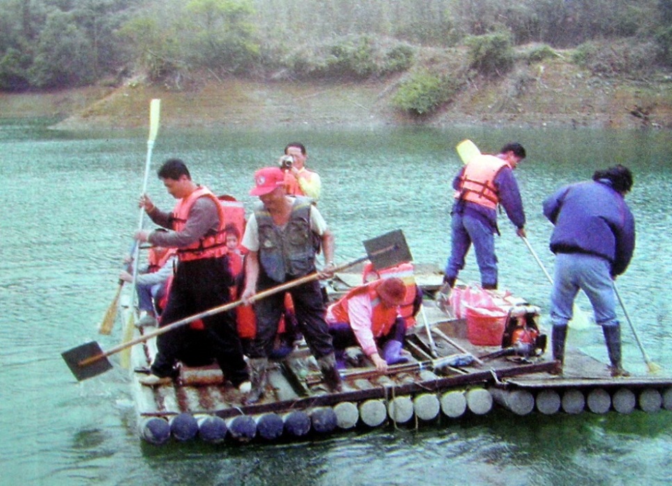 政府徵收寶一水庫土地只徵收到水面1公尺，其餘土地卻沒路進去，迫使當初被徵收土地的地主們，在清明掃墓時，還要搭膠筏才能回到老家。圖：陳權欣/攝