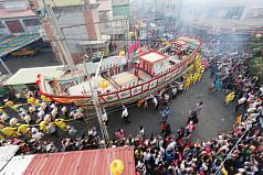 屏東縣東港鎮東隆宮3年1科的迎王平安祭典，20日進行遷船遶境儀式，充滿神奇及文化色彩的祭典，吸引上萬人潮，觀看王船陸上行舟。圖片來源:中央社