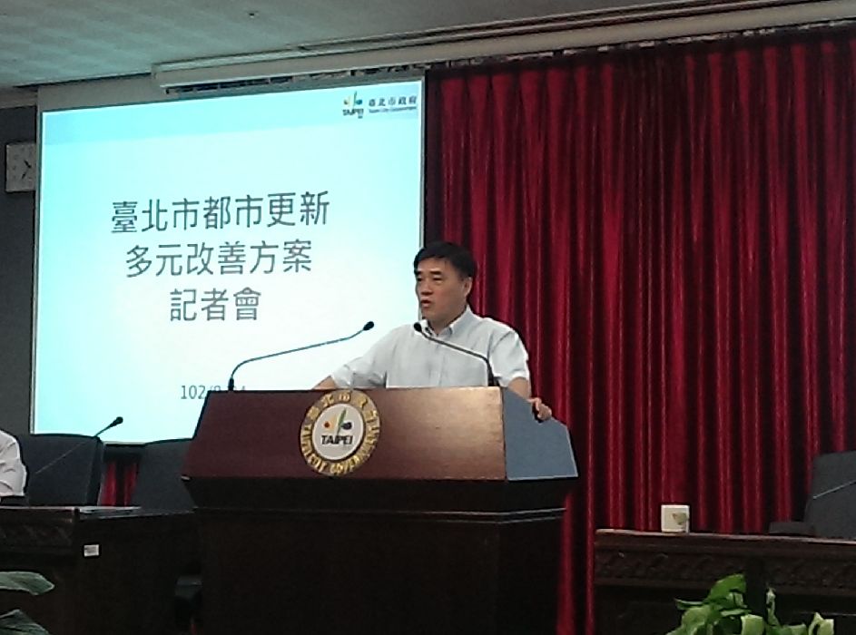 台北市政會議今(24)日新增「都市更新快速通關」、「老屋重建」兩項都更方案。台北市長郝龍斌表示，產權單純及基地面積較小的老屋重建的居民，未來只要3個月至6個月就能審議通過。圖：莊崇暉/攝