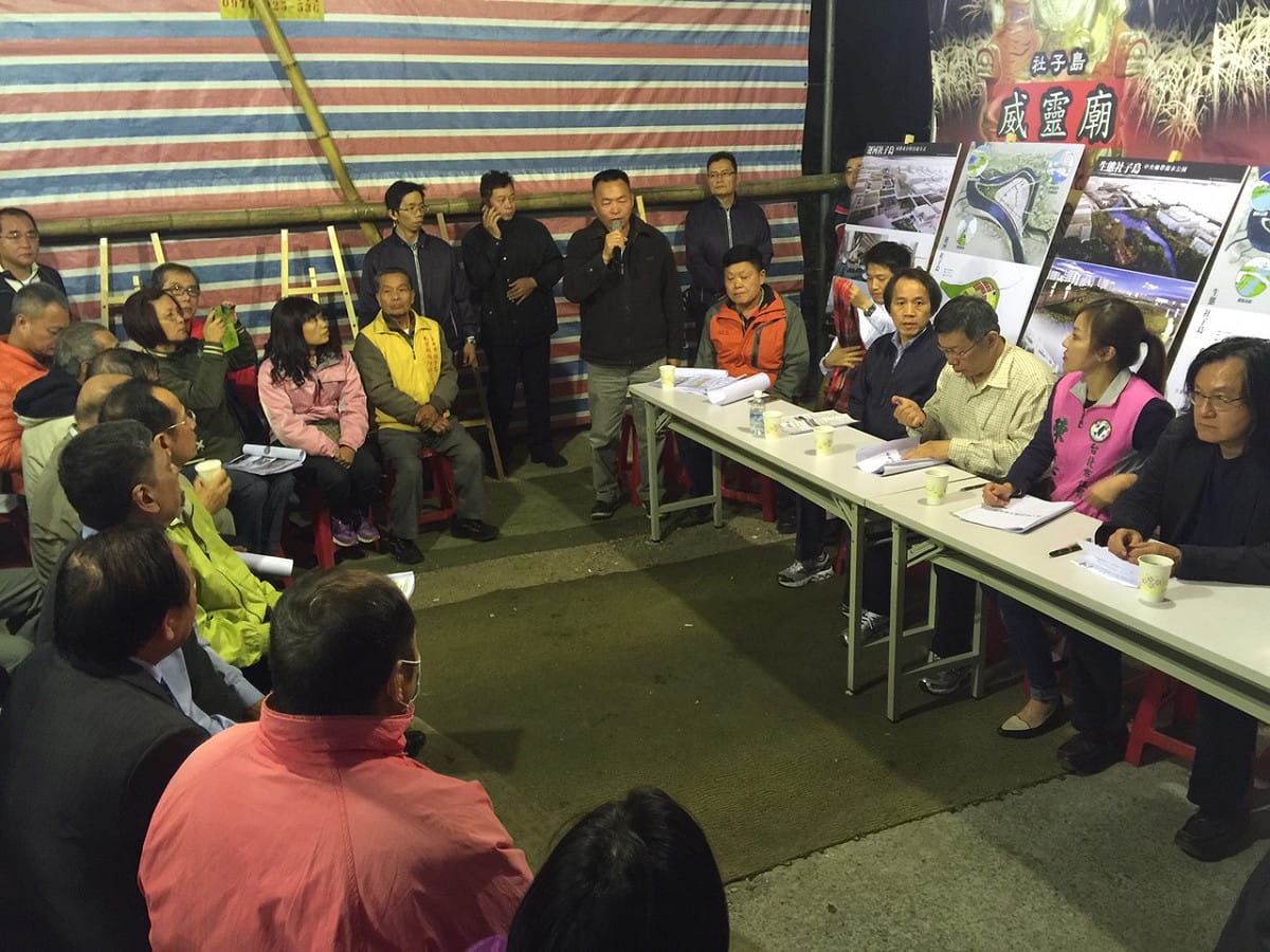 台北市長柯文哲27日下午前往社子島進行Homestay，並在用完晚餐後和當地居民、里長進行座談會。圖：劉奕霆/攝