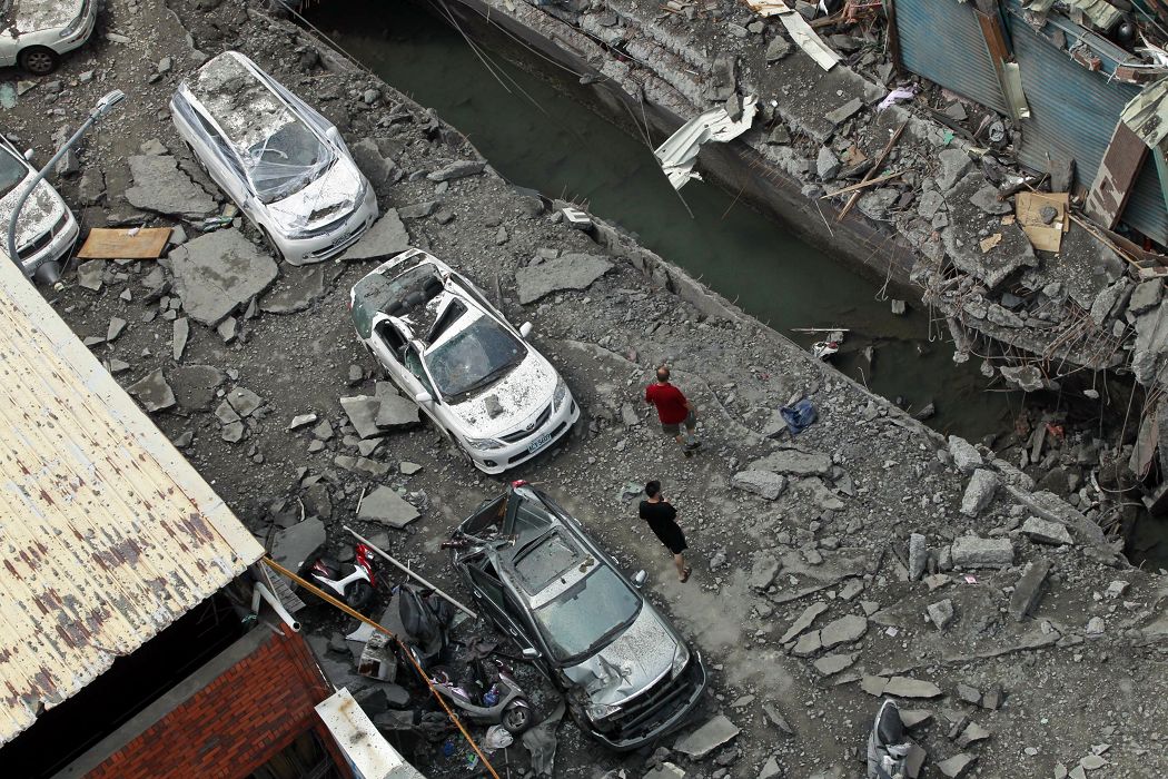 高雄市區31日晚間發生嚴重的氣爆事故，造成路面毀損、百人傷亡的不幸慘劇。圖片來源：達志影像/美聯社。