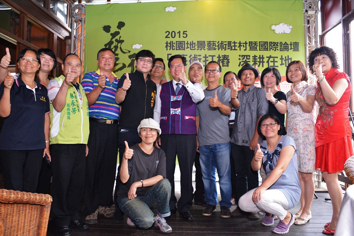 鄭文燦與藝術家合影。圖：葉人理/攝