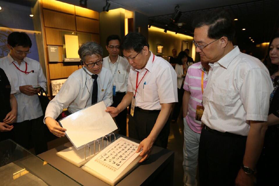 台北市長柯文哲18日下午參訪中共一大會址，並對其中不少珍貴資料和檔案感到極大興趣。圖：台北市政府提供