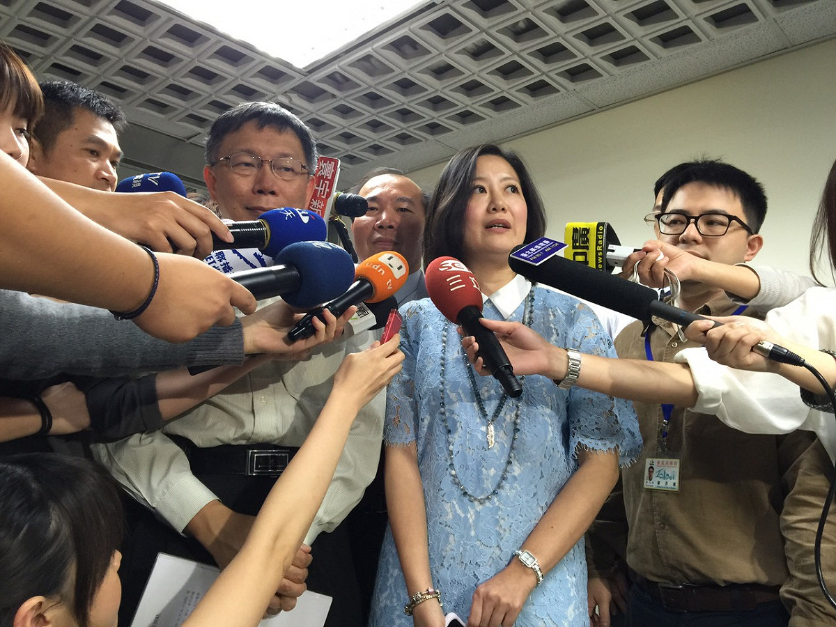 台北市長柯文哲18日下午前往台北市議會拜會民進黨團報告政策性預算，雙方在閉門會談後約半小時結束。圖：劉奕霆/攝