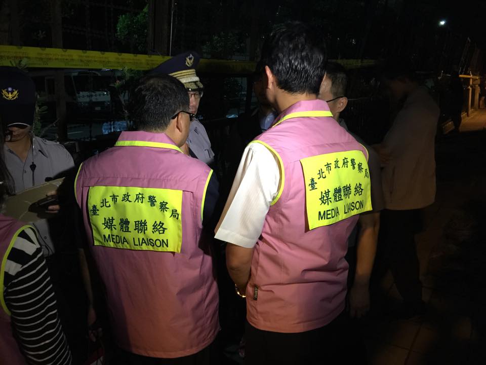 反課綱學生31日凌晨再次夜襲教育部，並且衝進教育部廣場靜坐抗議，警方在現場立刻編制了3名新聞聯絡人作為媒體聯絡窗口，但新聞聯絡人對於媒體的問題一問三不知，媒體抱怨根本成效有限。圖：劉奕霆/攝