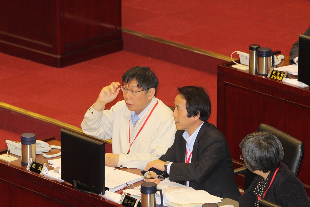 台北市議會昨天開議，台北市長柯文哲今(14)日前往市議會進行施政報告。不過，國民黨市議員們在柯文哲要進行施政報告時便集體杯葛，不讓柯文哲發言。圖：林雨佑/攝