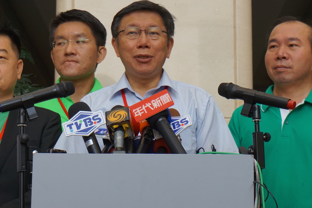 台北市長柯文哲19日上午在質子重離子醫院受訪。圖：劉奕霆/攝