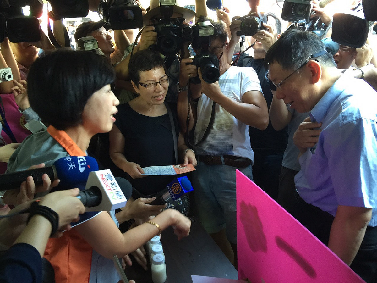 台北市長柯文哲13日下午出席台北市聯合醫院活動，但令人格外矚目的是，柯妻陳佩琪也應邀出席活動擔任家訪員，2人在攤位上相遇，互動十分自然。圖：劉奕霆/攝