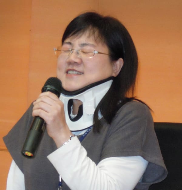 衛生局心理衛生及長期照顧科股長陳紫晴說，若有憂鬱的現象，可透過幾個簡單的方式做「心靈急救」，例如深呼吸配合冥想，吸氣時把所有擔心、害怕吸進來，吐氣時把所有煩惱吐出去。（記者陳冠廷攝）