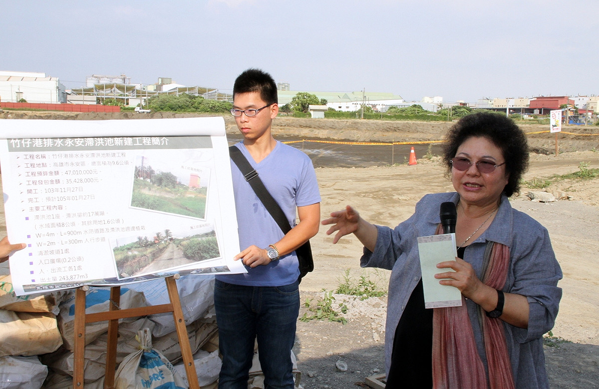 雙颱外圍雲系5日起將影響台灣南部地區，可能可觀雨量，高雄市長陳菊要求各相關單位謹慎面對，4日也到永安區視察竹仔港區域排水工程。圖：高雄市政府提供