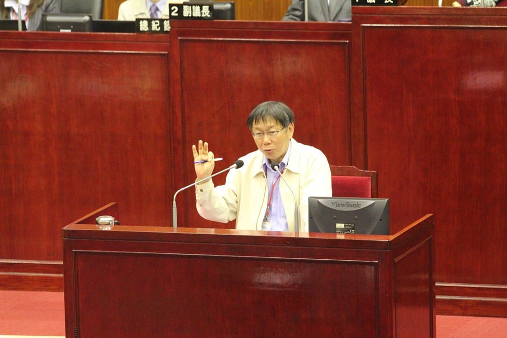 台北市長柯文哲今(14)日前往市議會進行施政報告，他在接受市議員質詢時坦承，他和民進黨立院黨團總召柯建銘在出庭前一天有見面。圖：林雨佑/攝