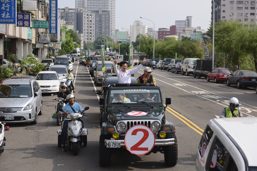 民進黨台中市長候選人林佳龍27日在抽籤完後，隨即展開車隊掃街。圖：林佳龍競選辦公室提供