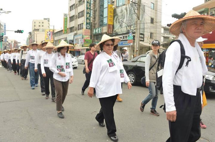 「人民作主、歡喜行踏」行腳到高雄，加入行腳隊伍的高雄市長陳菊在臉書說，期盼各位夥伴，不忘初衷！圖：翻攝自陳菊臉書