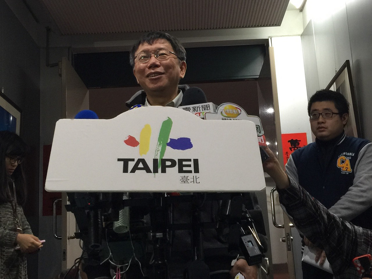 台北市長柯文哲積極推動公辦都更、公共住宅政策，不過，從日前公布捷運聯開宅開始便遇到住戶反彈。柯文哲今(11)日上午受訪時表示，「不要擔心，不要把政府想的太白癡」。圖：劉奕霆/攝