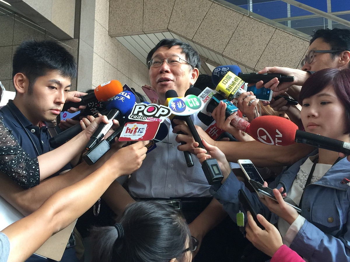 大台北用水的重要來源南勢溪近日因颱風來襲引起外界廣泛討論，台北市長柯文哲25日下午表示，北市府已整理資料，會在本週四(27日)的行政院會中提出臨時動議，討論解決南勢溪的濁水問題。圖：劉奕霆/攝