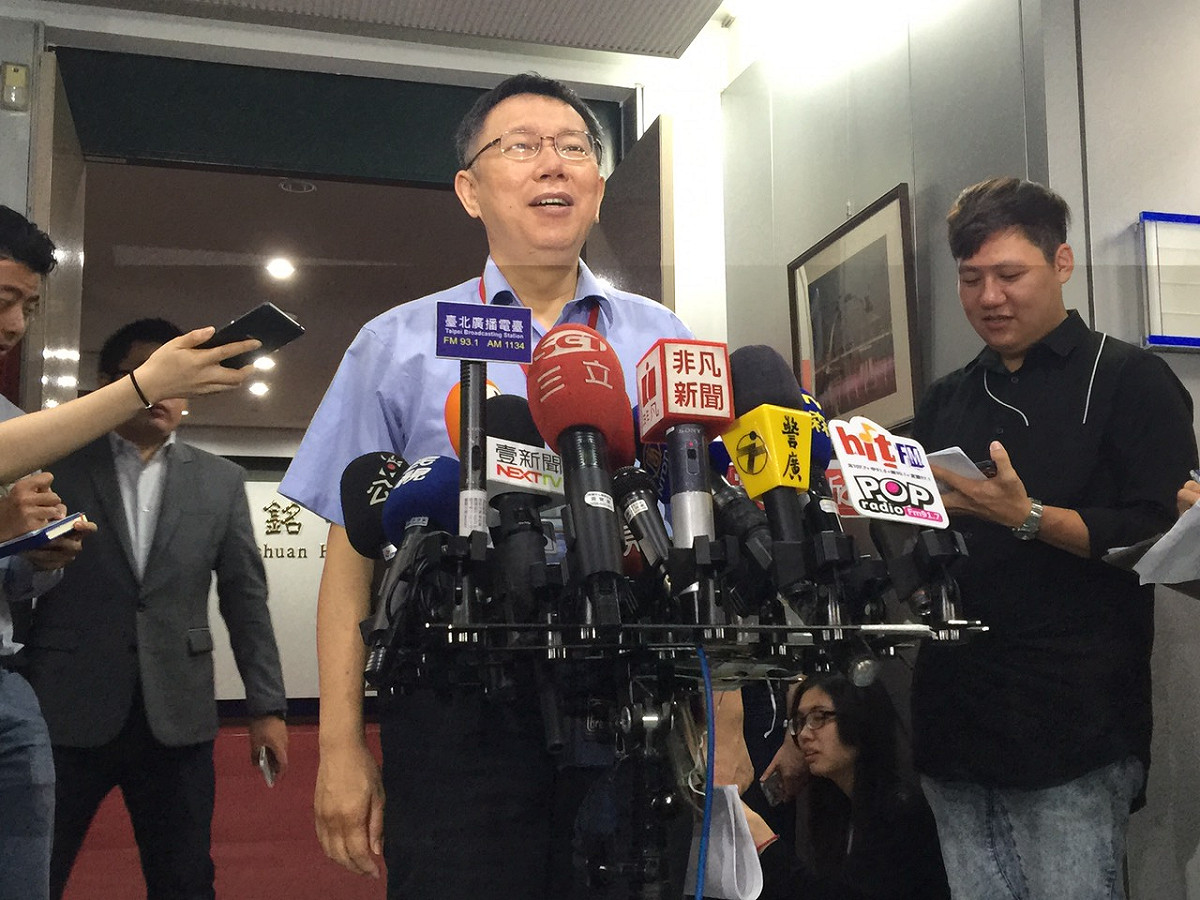 台北市長柯文哲9日上午出席里長座談會前受訪。圖：劉奕霆/攝