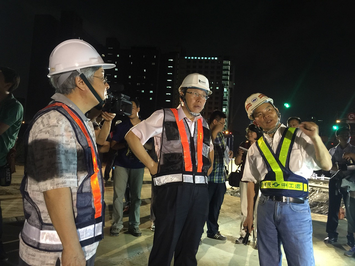 台北市捷運局中工處處長余念梓（右）向柯文哲（中）報告中捷工程的復工申請及相關作業辦理情形，左為北市捷運局長周禮良。圖：台北市政府提供。