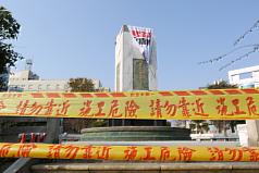 台南市湯德章紀念公園的國父孫中山銅像，22日下午遭「公投護台灣聯盟」以繩索強行拉扯跌落，警方已帶回涉嫌破壞的蔡丁貴調查。圖：中央社