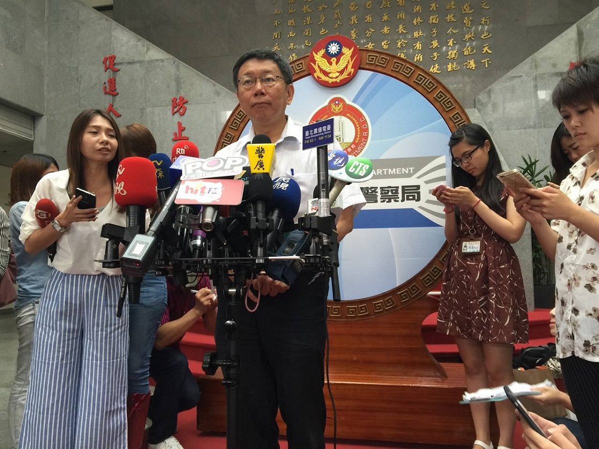 台北市長柯文哲9日上午受訪時表示，中正紀念堂的限高限制有特殊時代背景，後來他想一想也不需要個案處理，下次在中正區都市計畫全盤檢討時，會把這問題拿出來再做一次重新整理。圖：劉奕霆/攝