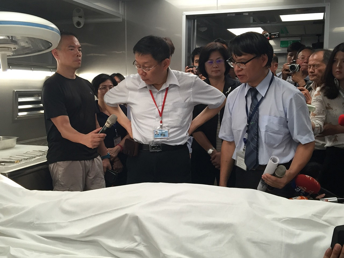 台北市長柯文哲6日下午前往台北市第二殯儀館出席「臺北市相驗暨解剖中心」啟用典禮，並且實際視察更新後的解剖中心內部。圖：劉奕霆/攝